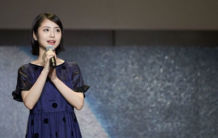 관객과의 대화 중인 하마베 미나미