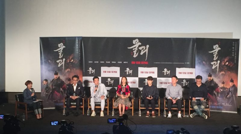영화 물괴 제작보고회에 참석한 배우 김인권, 김명민, 이혜리, 최우식, 허종호 감독, 제작자 정태원 대표
