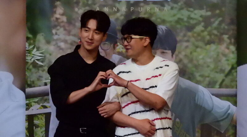 차선우와 김강현이 하트 포즈를 취하고 있다.
