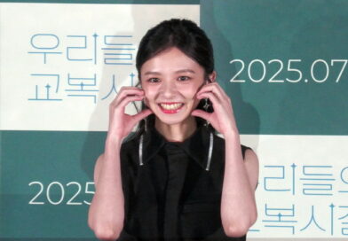 대만배우 진연비가 볼하트 포즈를 취하고 있다.