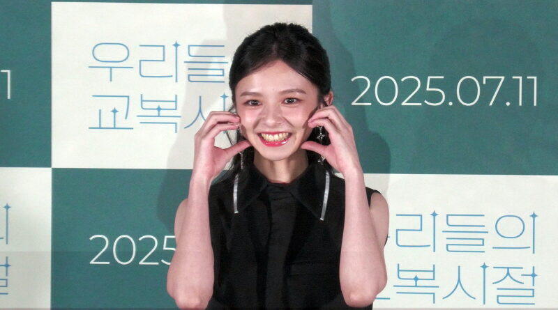 대만배우 진연비가 볼하트 포즈를 취하고 있다.