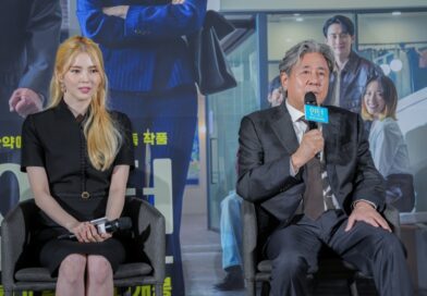 (포토)대선배님 옆이라 긴장한 한소희