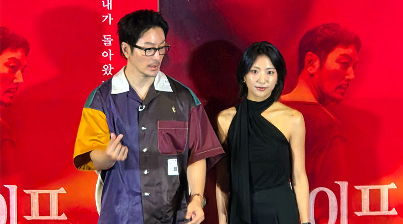 배우 류태준이 염승이를 내려다 보고 있다.